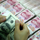 Народный банк Китая укрепил курс юаня к доллару